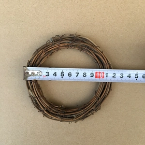 Detailansicht eines 11cm Naturrebenkranzes für DIY-Blumenhandwerk und Dekorationen