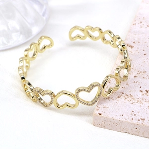 Bracciale rigido dorato a forma di cuore con pietre di zircone cubico scintillanti
