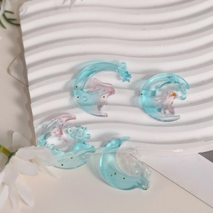 Lichtblauwe maan-harsbedels met konijn-silhouetten en gouden glitters voor DIY-sieraden