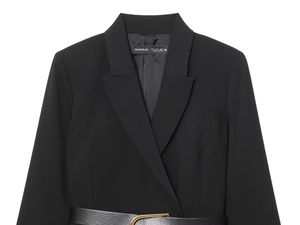 Dettaglio dell'abito blazer nero doppiopetto con cintura in pelle e fibbia dorata