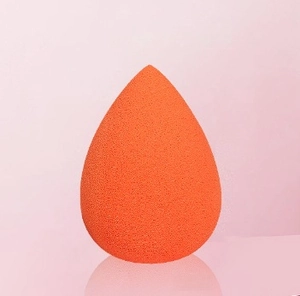Detail eines orangen tropfenförmigen Make-up-Schwamms mit hochdichter Schaumstruktur
