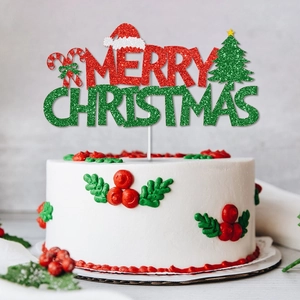 Détail d'une décoration de gâteau Merry Christmas scintillante avec sapin et bonnet