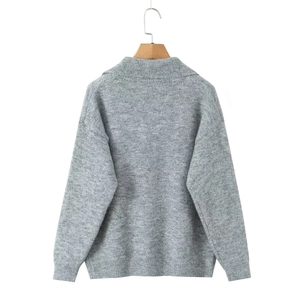 Vue détaillée du dos d'un pull en maille gris avec col à revers et poignets côtelés