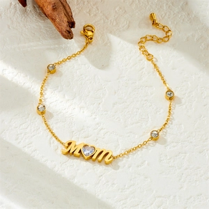 Bracelet MOM doré avec cœur en zircone cubique sur fond de pierre blanche texturée