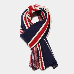 Dettaglio di una sciarpa invernale a maglia grossa con motivo bandiera inglese tricolore