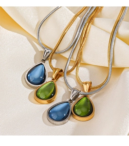 Detailaufnahme von Wassertropfen Edelsteinanhängern an Schlangenketten in Gold und Silber