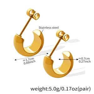 Vue détaillée des boucles d'oreilles dorées en acier inoxydable en forme de C 1,7cm x 0,7cm