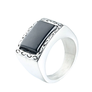 Bague homme en acier titane avec onyx noir rectangulaire et motifs vintage en relief