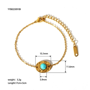 Détail du bracelet en acier plaqué or 18K avec pierre verte et dimensions du bijou