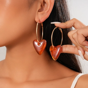 Amber heart resin pendant hoop earrings in golden metal for a retro fall style look