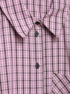 Gros plan détaillé d'une chemise à carreaux rose et marron avec boutons noirs et poche