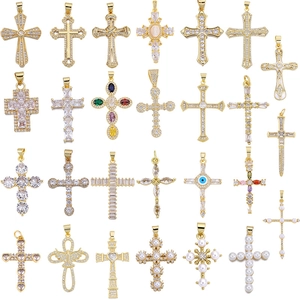Sammlung von 25 Zirkon-Kreuzanhängern mit 18K Goldbeschichtung und Perlenbesatz