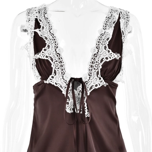 Détail de robe en satin à col en V avec dentelle blanche et design à lacets devant