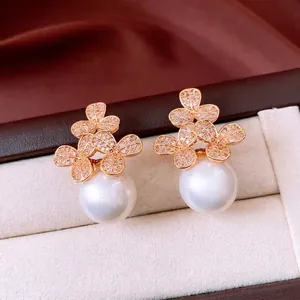 Elegante goldene Blumenperlenohrringe mit funkelnden Zirkonia-Kristallen in einer Box