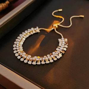 Détail du bracelet doré à strass avec fermoir coulissant réglable sur boîte à bijoux