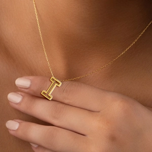 Collier élégant avec pendentif lettre H en acier inoxydable doré et chaîne fine
