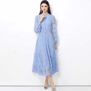 Elegante abito lungo in pizzo azzurro con maniche a lanterna e cintura in vita
