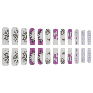 Faux ongles Halloween violets avec motif toile d'araignée et lettrage BOO, forme carrée
