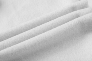 Gros plan sur le tissu polaire blanc montrant une texture dense et un matériau doux et chaud