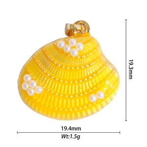 Macro detail of 18K gold-plated yellow shell pendant with dimensions 19.3mm and weight 1.5g
