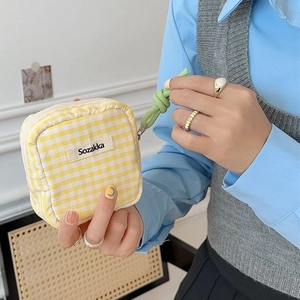 Handgehaltene gelbe Gingham-Aufbewahrungstasche für Damenbinden mit Reißverschluss