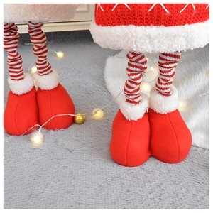 Dettaglio delle gambe a strisce e degli stivali di peluche del Babbo Natale
