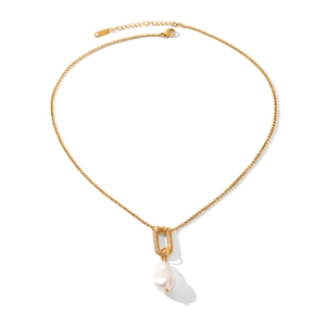 Collier avec perle baroque et cristaux présenté à plat sur un fond blanc épuré
