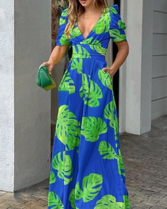 Combinaison à col en V pour femme avec imprimé feuilles vertes sur fond bleu