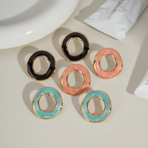 Boucles d'oreilles créoles émaillées en noir, rose et vert menthe avec bord doré