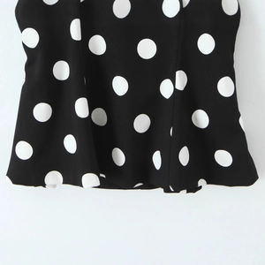 Haut licou sexy à pois noirs et blancs avec nœud élégant et ourlet ondulé