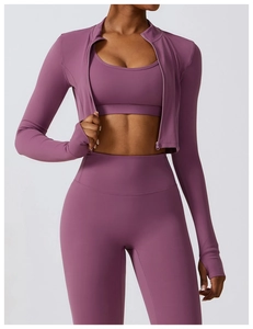 Détails de l'ensemble de yoga mauve avec col montant zippé et manches passe-pouce