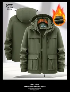 Dettaglio della giacca outdoor verde con cappuccio e fodera in pile per la protezione