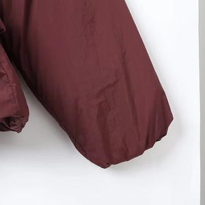 Detalle de chaqueta kimono burdeos que muestra el puño elástico de la manga