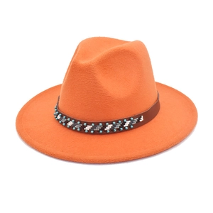 Détail du chapeau fedora orange en laine avec ruban perlé ethnique et cuir brun