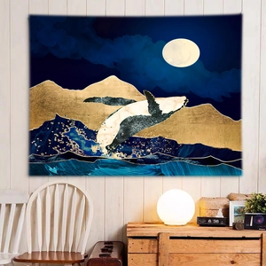 Dettaglio dell'arazzo di montagna con balena e luna piena su una parete di legno