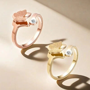 Bague papillon en titane or et or rose avec finition givrée et accent en zircon