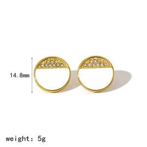 Boucles d'oreilles créoles en acier titane avec zircone double rangée et fini doré