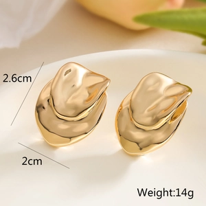 Detailsicht vergoldeter geometrischer Ohrringe mit Maßen 2,6x2cm und 14g Gewichtsangabe