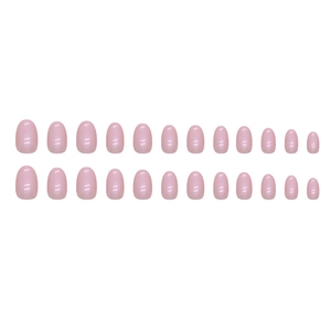 Lot de 24 faux ongles courts ovales rose aurore au fini brillant sur fond blanc immaculé