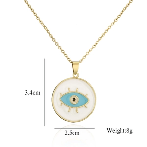 Dettaglio del ciondolo occhio del male con misure di 3,4 cm di altezza e 2,5 cm