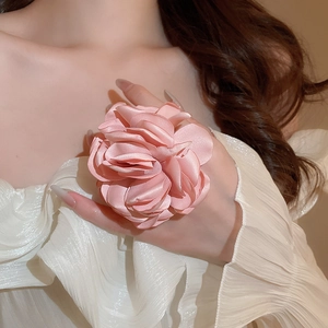 Makroaufnahme eines großen rosa Seidenblumenrings mit eleganten Satin-Blütenblättern
