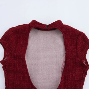 Robe dos nu élégante en tweed bordeaux avec tissu texturé et détail de col montant