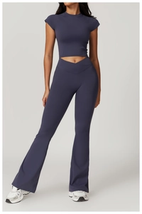 Dettaglio dei pantaloni da yoga a vita alta con fascia a V e top sportivo a maniche corte