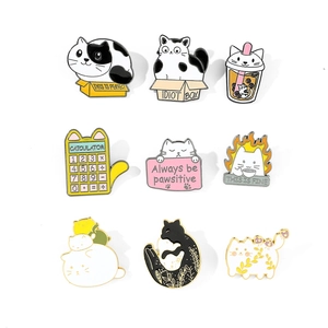 Lot de 9 broches en émail chat mignon avec phrases drôles sur fond blanc pur