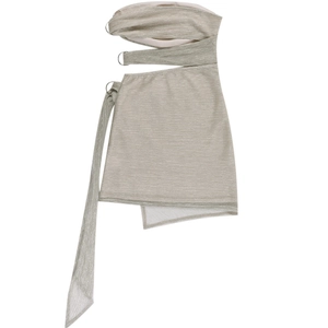 Détail de robe métallisée argentée avec découpes latérales et boucles en métal en forme de D