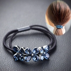 Élastique cheveux élégant avec fleurs en strass bleus et double bande sur cuir noir