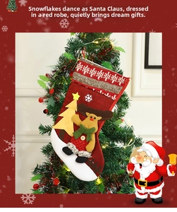 Dettaglio calza di Natale con renna 3D e maglia a fiocchi di neve su albero festivo