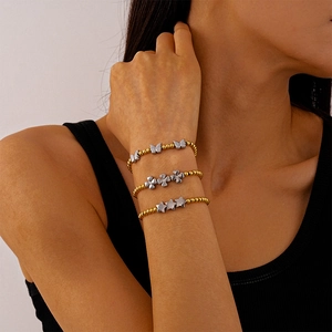 Ensemble de bracelets perlés dorés avec breloques papillon, fleur et étoile pour femme
