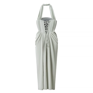 Elegantes Neckholder Kleid in Hellgrün mit Kreuzschnürung vorne und Taillenfalten