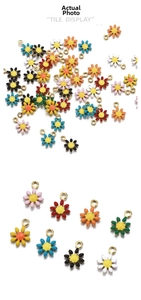 Détail de pendentifs marguerites colorés en émail avec bordures en métal doré